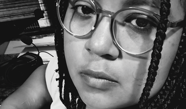 Retrato em Preto e Branco: Mulher com Óculos e Tranças