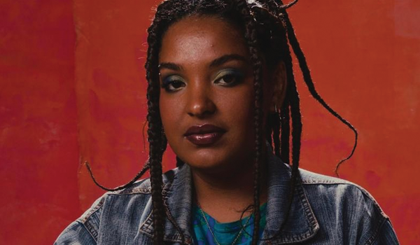 Retrato de mulher negra jovem, identidade e cultura