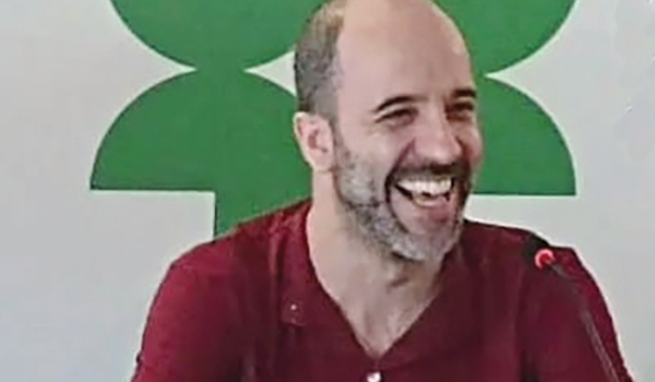 Homem barbudo sorrindo em evento da Fundação Perseu Abramo