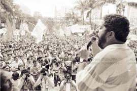 Lula discursa para multidão em mobilização política histórica