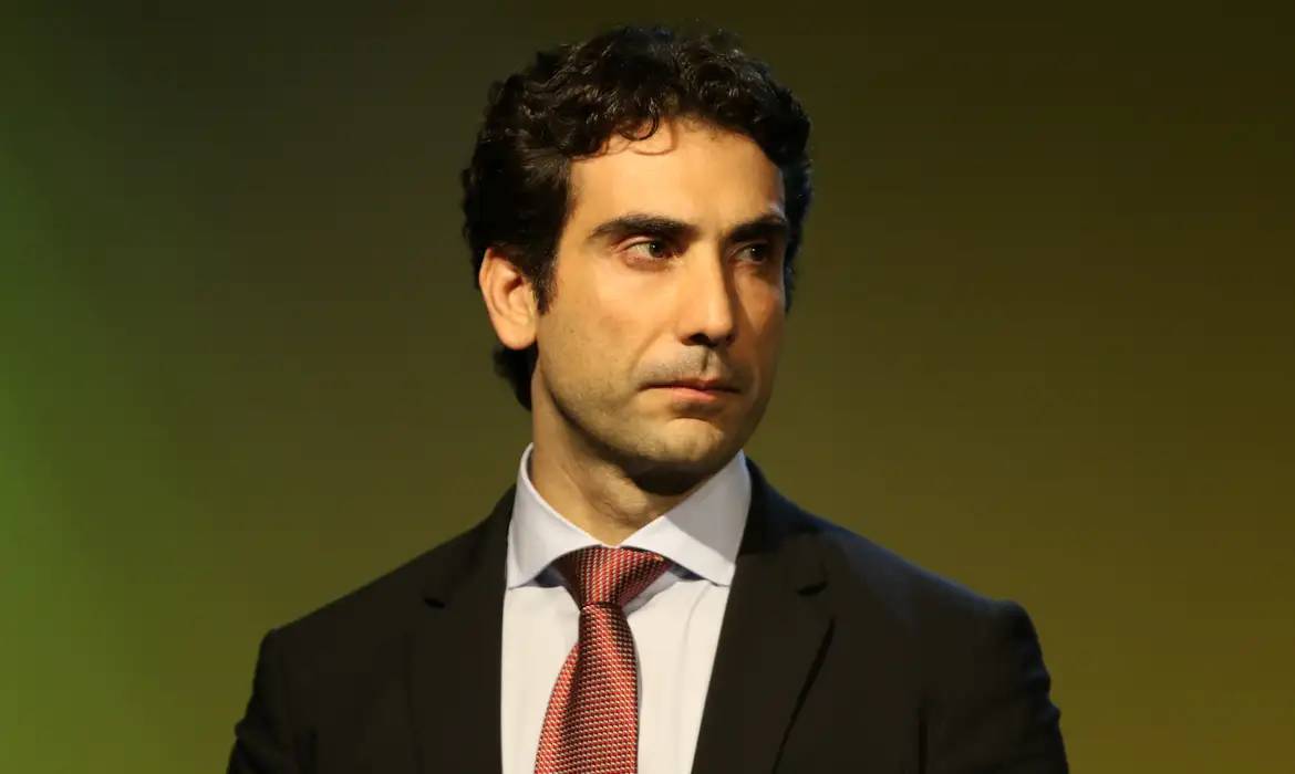 Retrato de Homem Sério em Terno para Publicação