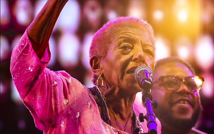 Cantora Negra, Paixão no Palco, Luz e Voz.