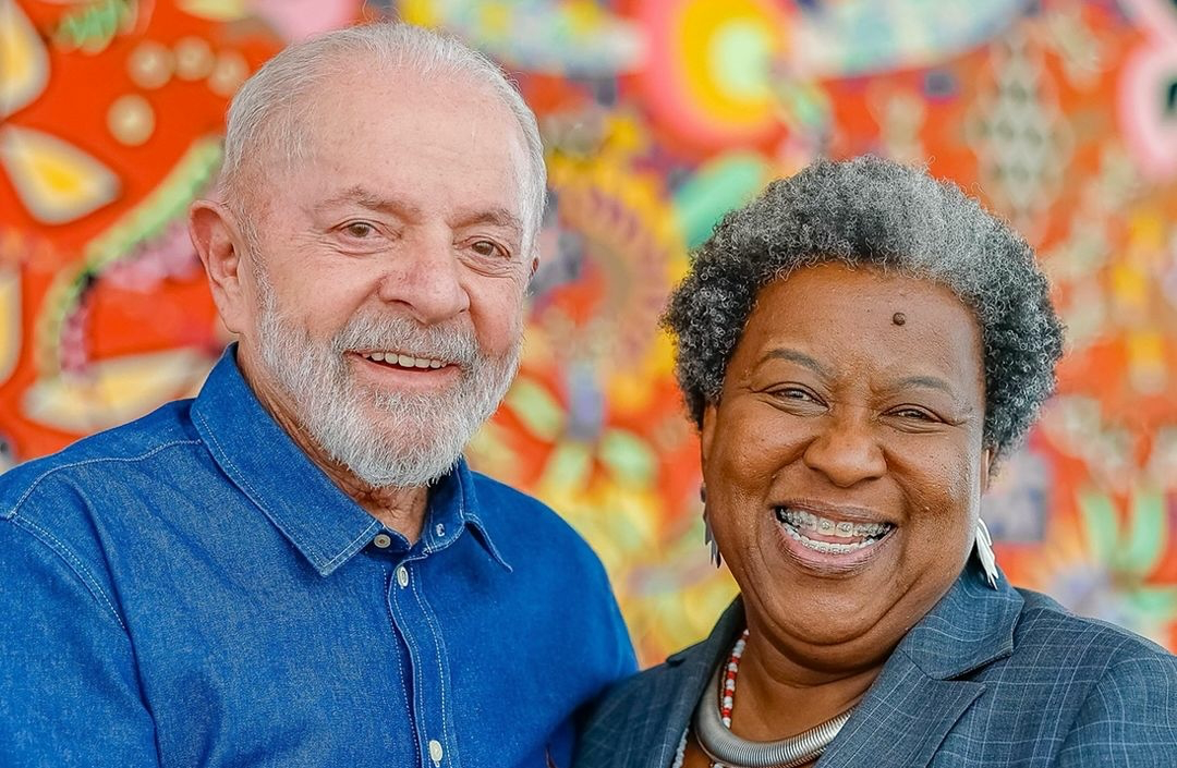 Lula e cidadã sorrindo: otimismo e inclusão no Brasil