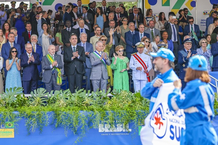 Lula e autoridades em celebração cívica com tema SUS