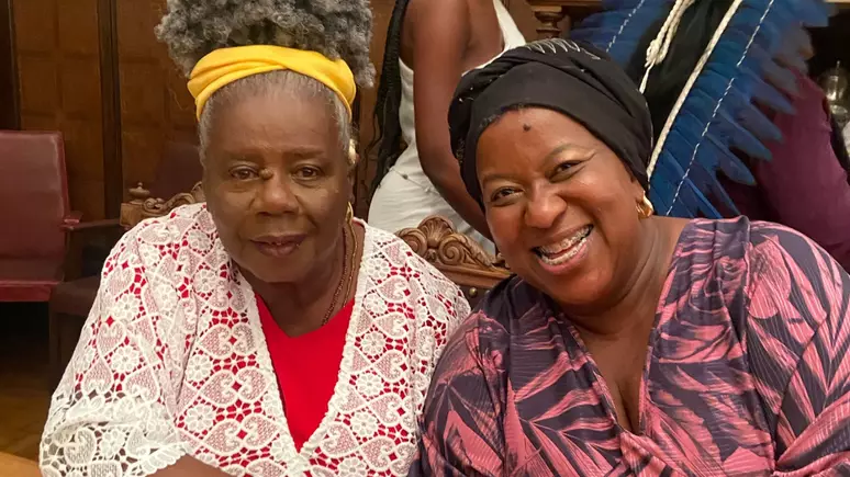 Mulheres Negras Sorridentes: Liderança, Força e Alegria