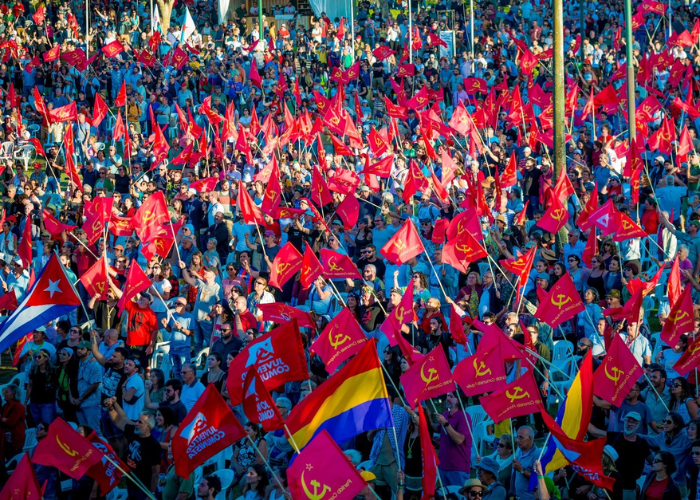 Multidão em Marcha Vermelha com Bandeiras Comunistas
