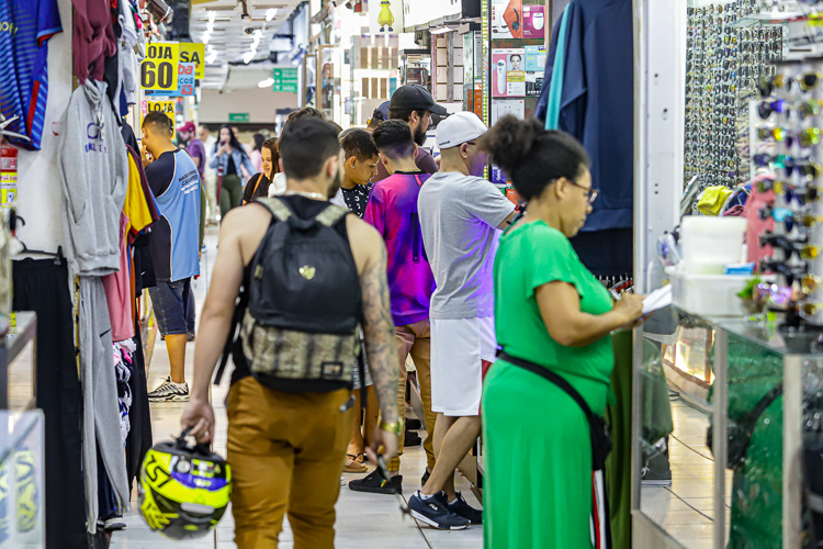 Pessoas Comprando em Galeria Comercial Urbana Brasileira