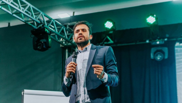 Palestrante em Evento, Iluminação Cênica Verde