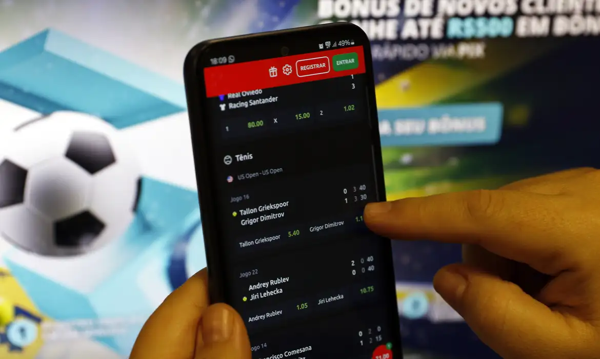 1,3 milhão de brasileiros ficaram inadimplentes no 1º semestre com apostas, diz CNC