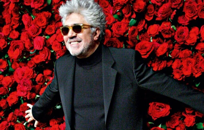 Pedro Almodóvar Sorrindo Entre Rosas Vermelhas