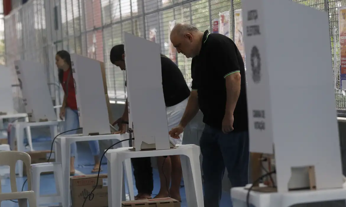 Eleitores em Ação: Votação em Seção Eleitoral Brasileira