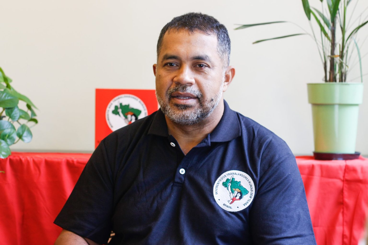 Homem com camiseta MST: Representante dos Trabalhadores Rurais Sem Terra