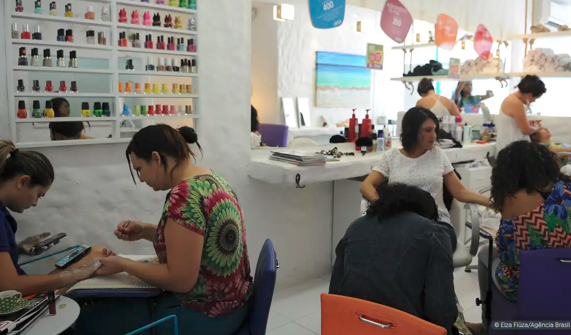 Mulheres em Salão de Beleza: Cuidado e Trabalho