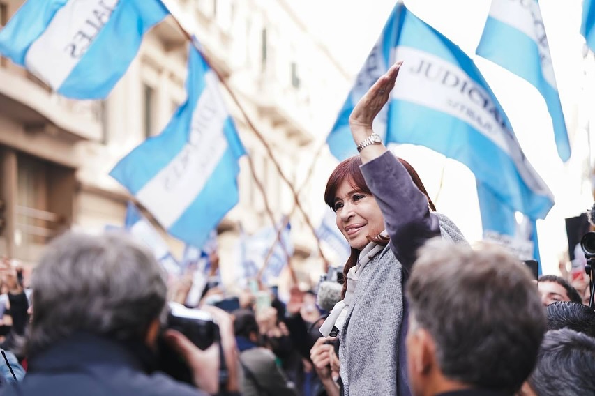 Cristina Kirchner acena em comício com bandeiras argentinas