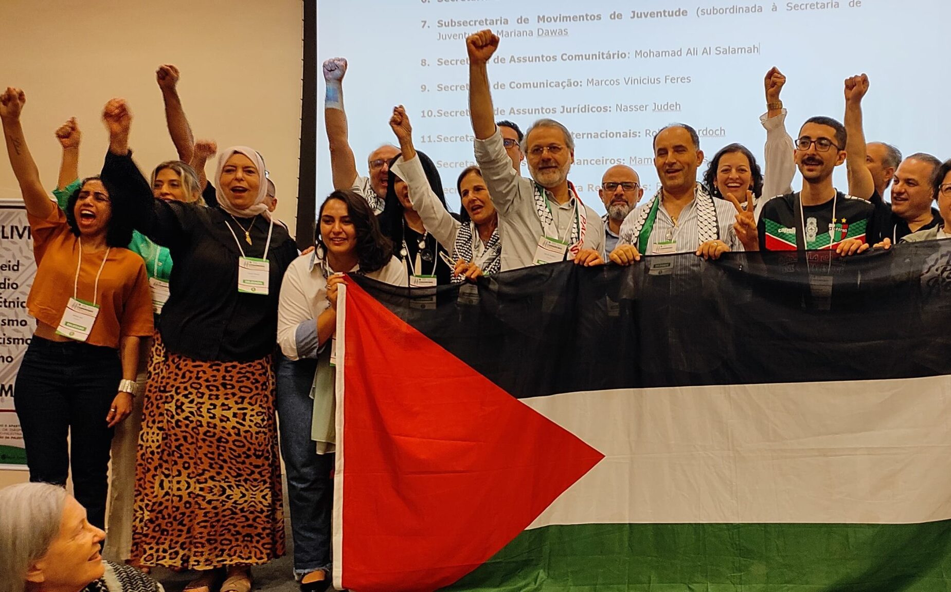 Solidariedade à Palestina: Punhos Erguidos em Apoio