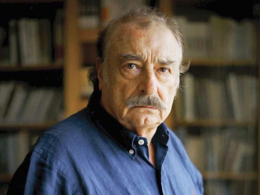 Retrato de Homem Maduro com Bigode em Fundo de Livros