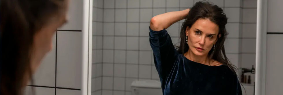 Mulher em frente ao espelho: Introspecção e Reflexão