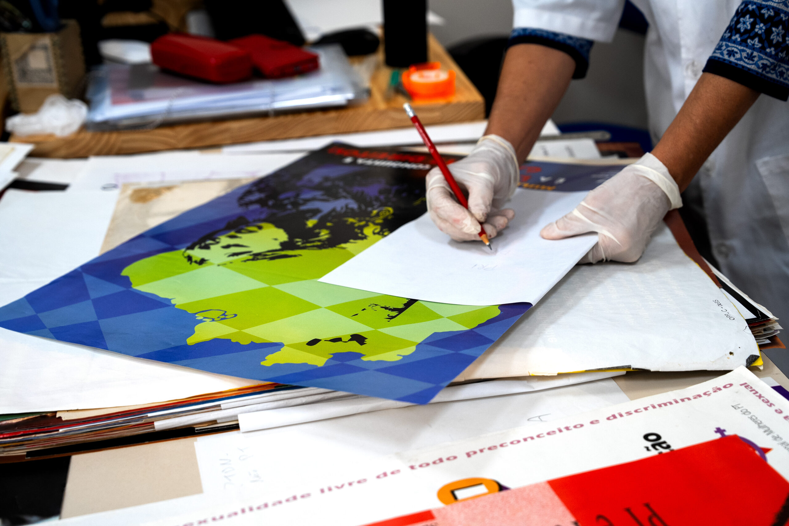 Arquivista documenta acervo sobre direitos humanos e gênero no Brasil