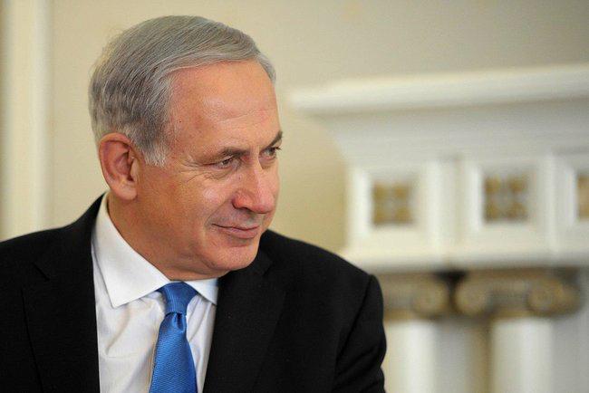 Benjamin Netanyahu em perfil, expressão pensativa.