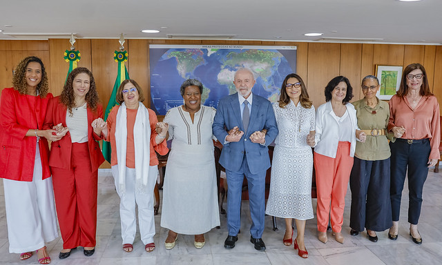 Lula e Equipe de Mulheres em Encontro de Unidade
