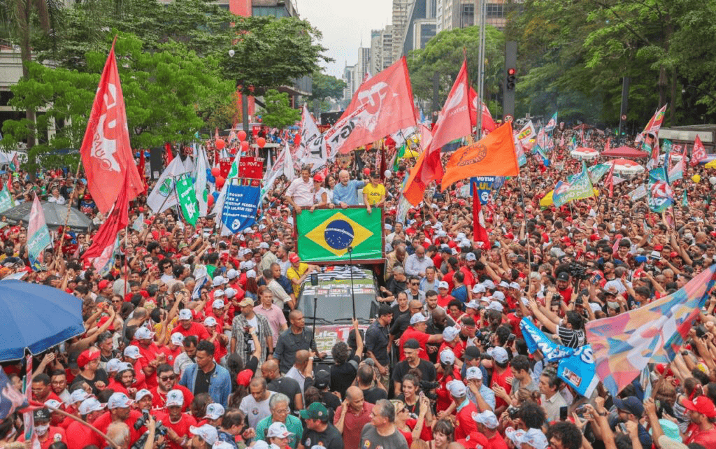 Multidão em Ato Pró-Lula: Rua Cheia de Bandeiras