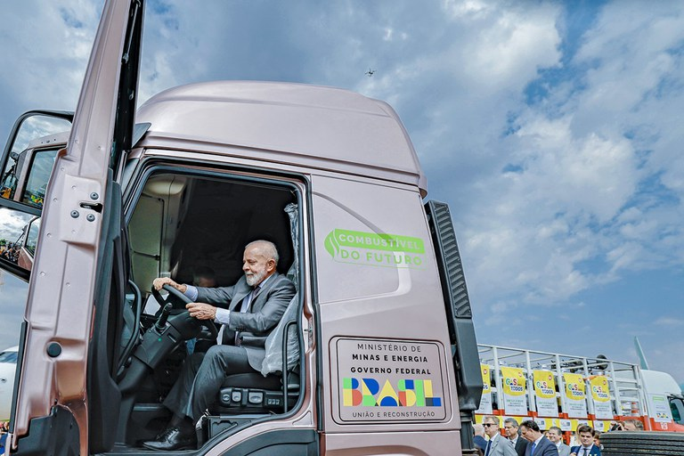 Lula no Caminhão do Futuro: Liderança em Energia Renovável