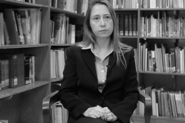 Mulher em Biblioteca: Reflexão e Conhecimento