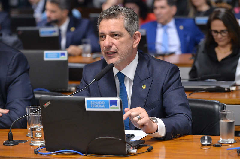 Senador Discursa em Sessão Formal do Senado Federal