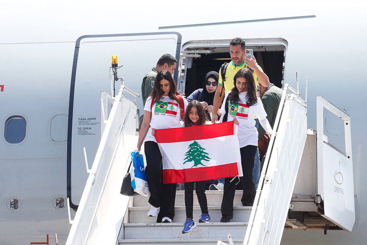 Solidariedade Brasil-Líbano: Família e Bandeira da Esperança no Desembarque