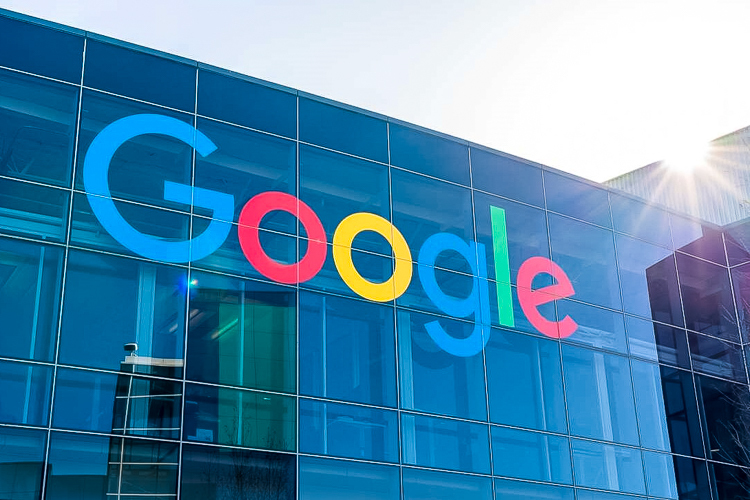 Edifício Google: Logo Colorido na Fachada de Vidro ao Sol