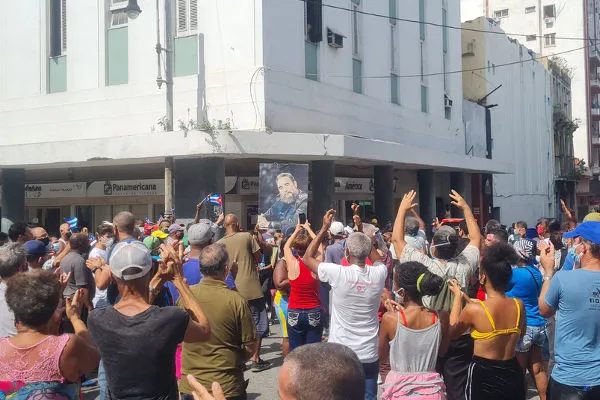 Manifestação Popular com Imagem de Fidel Castro em Cuba
