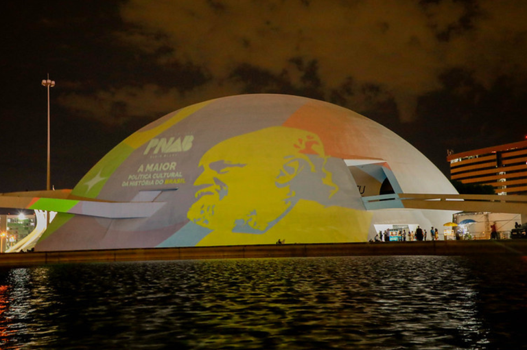 Celebração PNAB: Projeção Cultural Gigante em Edifício Icônico