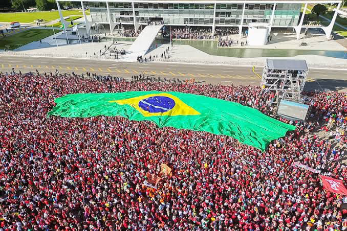 Mobilização Popular: Gigante Bandeira do Brasil em Brasília