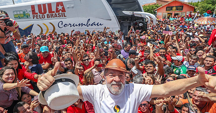 Lula abraça multidão em caravana pelo Brasil