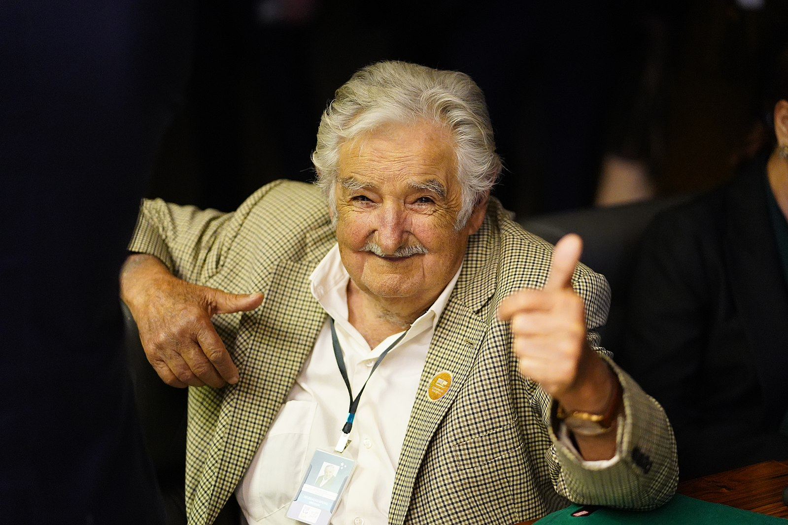 José Mujica sorri e faz sinal de positivo