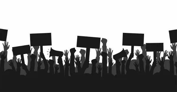 Multidão em Protesto: Vozes e Punhos Levantados