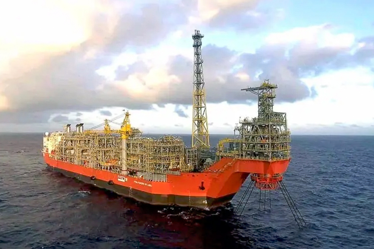 Plataforma P-74 Petrobras em Operação no Mar Brasileiro