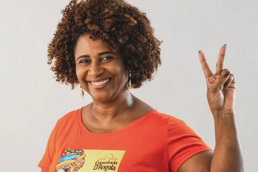 Mulher Negra Sorrindo Faz Sinal da Paz: Constância D'Angola