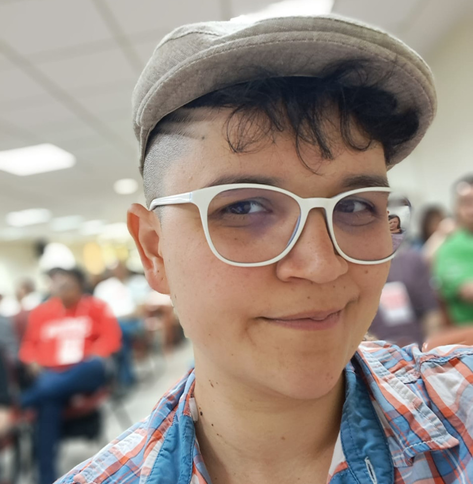 Jovem Engajada com Óculos e Boné em Evento