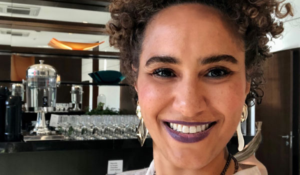 Retrato de Mulher Sorridente: Engajamento e Cultura em Foco