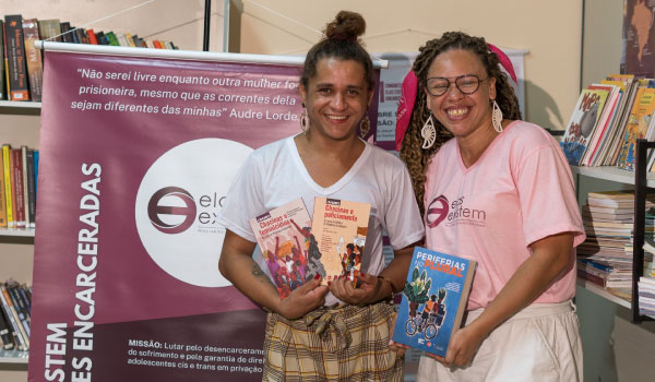 Ativistas Sorridentes Promovem Livros Sobre Direitos e Periferias