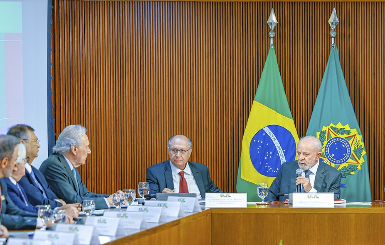 Lula e Alckmin em reunião de governo federal