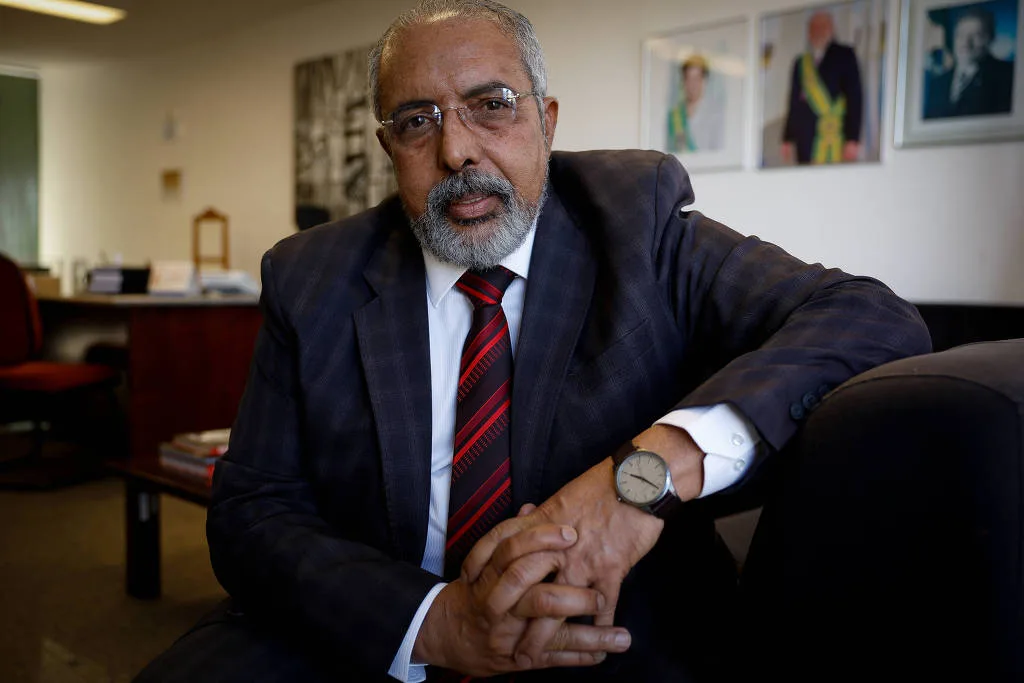 Retrato de Líder em Ambiente Profissional Sério