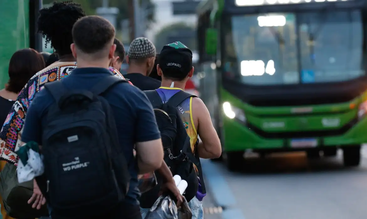 Cotidiano: Pessoas aguardando transporte público