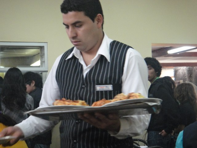 Garçom Servindo Pratos em Evento Coletivo