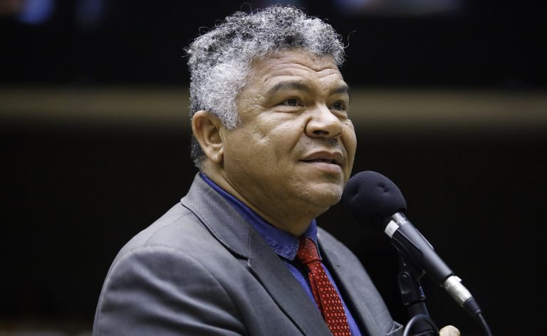 Homem em Discurso Público com Microfone