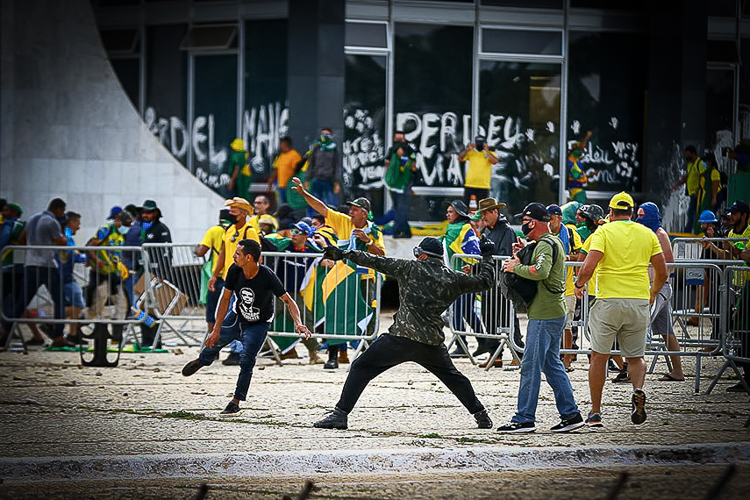 Cenas de Confronto: Vandalismo e Tensão em Protesto Político