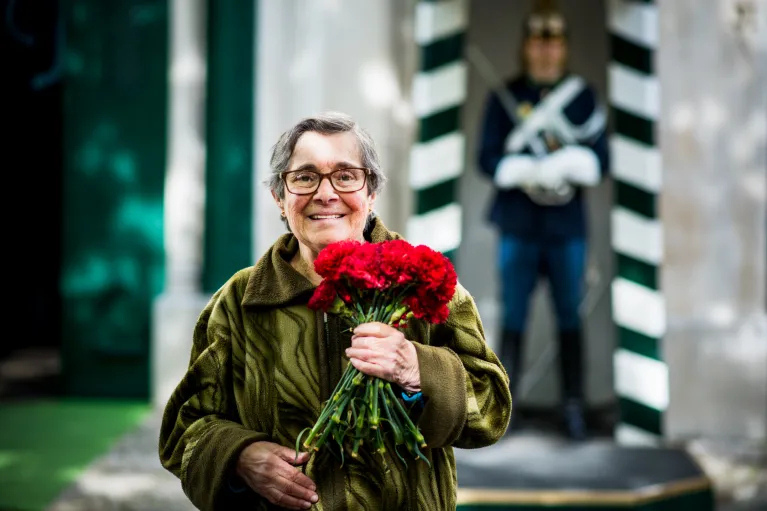 Mulher com Cravos Vermelhos: Símbolo de Liberdade e Memória