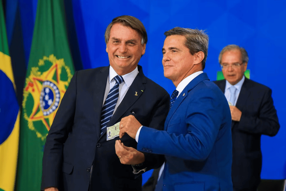 Bolsonaro e Ciro Nogueira exibem documento em evento