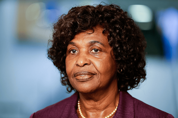 Mulher Negra Madura em Foco: Dignidade e Reflexão